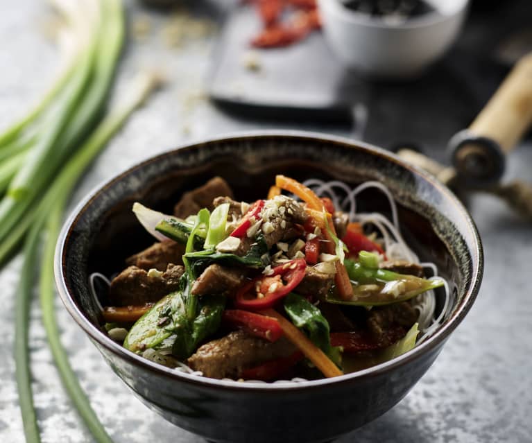 Viande de porc glacée accompagnée de nouilles de riz