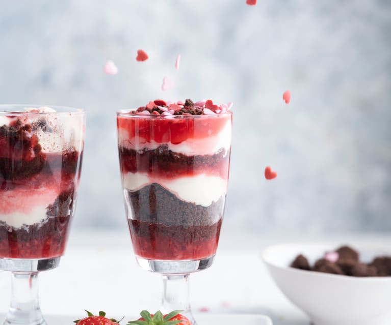 Postre de cristal con crumble de chocolate y reducción de frutos rojos Postre de cristal con crumble de chocolate y reducción de frutos rojos