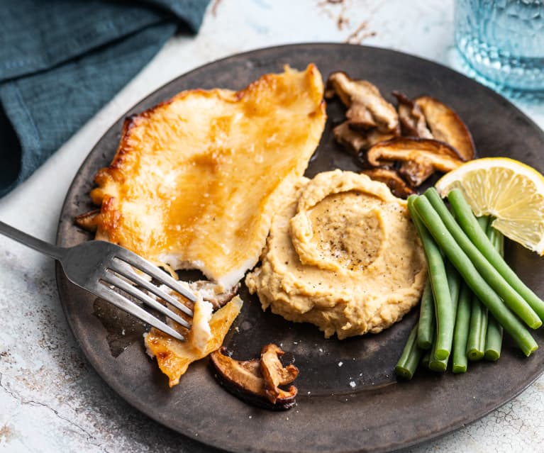 Peixe miso com feijão-verde e puré de grão