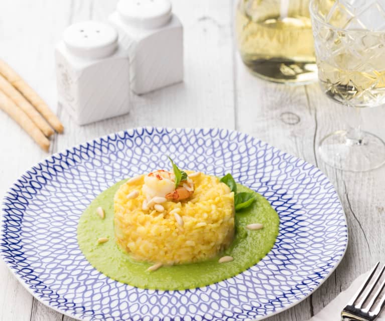 Risotto con gamberetti su crema di piselli