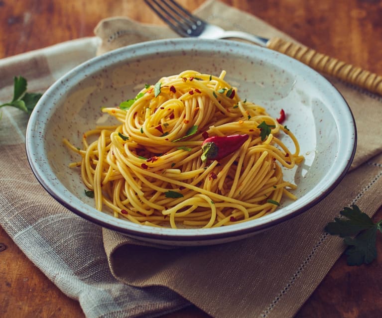 Spaghetti cu usturoi, ulei și peperoncino