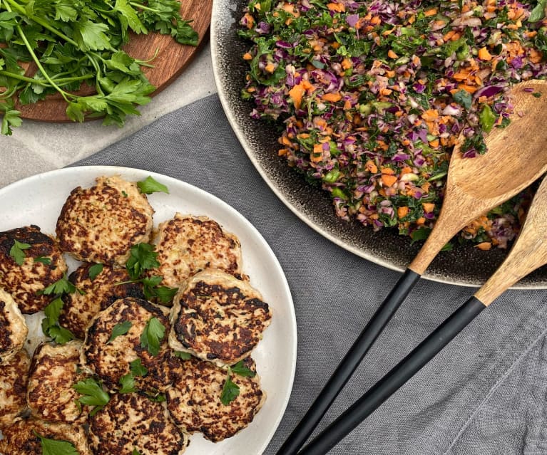 Kalkunfrikadeller med grønkålssalat