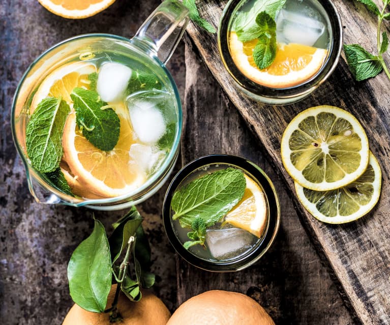 Thermos verdi con foglie di menta e limone. Thermos per immagazzinare le bevande  calde Foto stock - Alamy