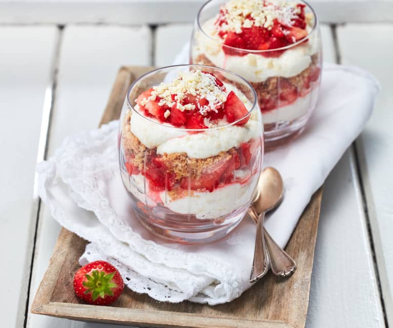 Erdbeer-Kokos-Dessert mit Haferkeksen