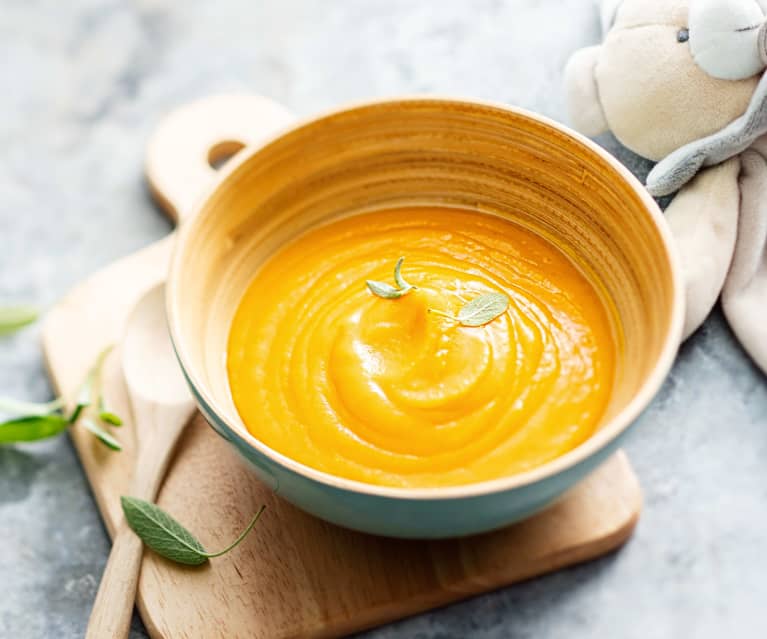 Zuppa cremosa di zucca e salvia