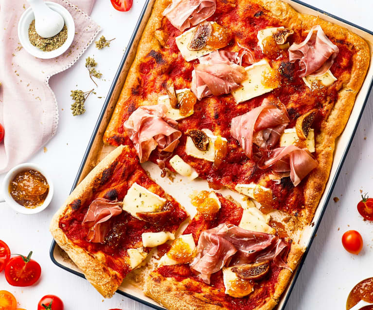 Pizza multicereali con Brie, prosciutto crudo e confettura di fichi