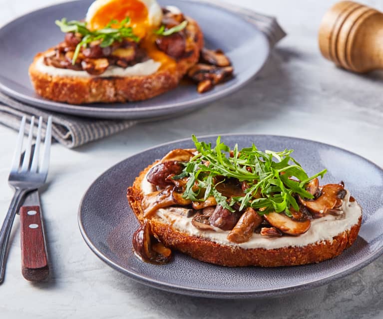 Toast de champignons au miso avec yaourt au tahini