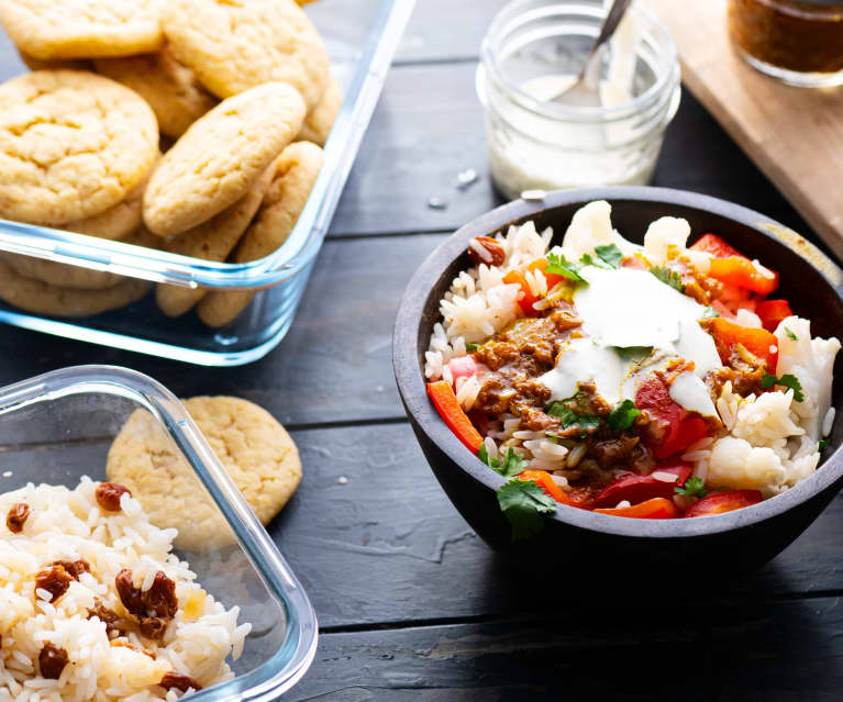 Arroz oriental con verduras al vapor, salsa de yogur y galletas