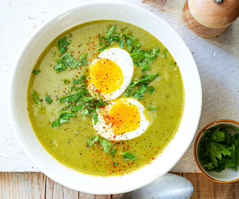 Soupe-repas aux légumes garnie d'œufs