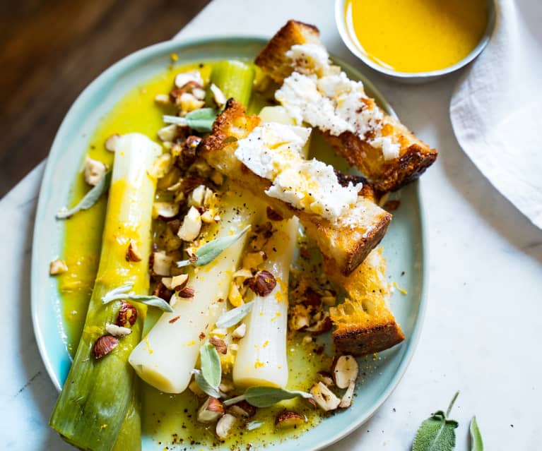 Poireaux vinaigrette à l’orange, croûtons et chèvre frais