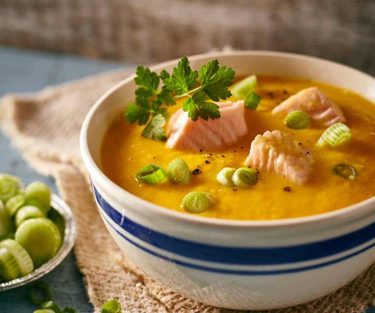 Süßkartoffel-Orangen-Suppe mit Lachs