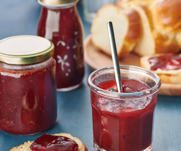 Confiture de pruneaux pour les provisions