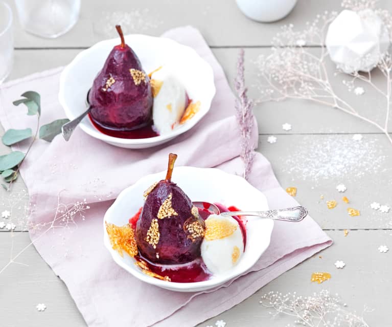 Poire pochée au vin rouge, glace au yaourt et caramel au sésame