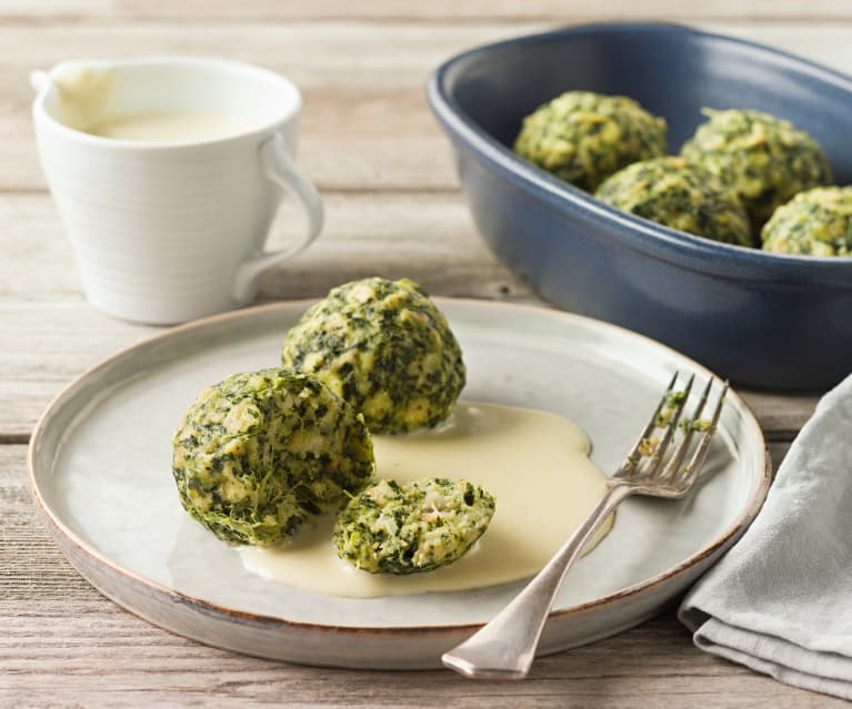 Topfenspinatknödel mit RUPP Feinster Streich Blauschimmelkäse