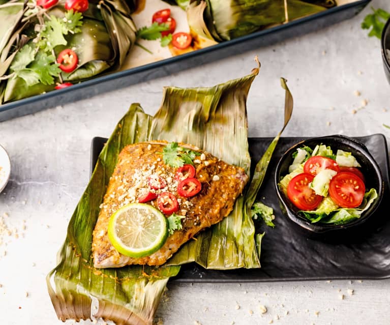 Op Thaise wijze gebakken vis in bananenblad met gemengde salade