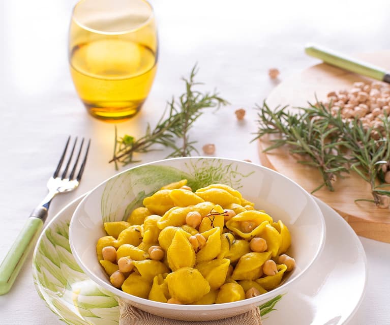 Pasta risottata con crema di ceci, rosmarino e zafferano