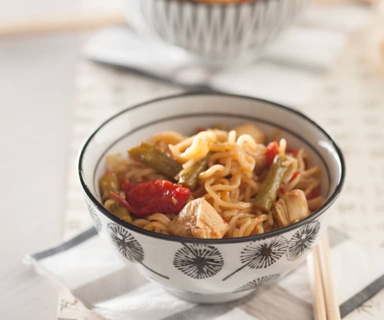 Noodles con pollo, espárragos y pimiento