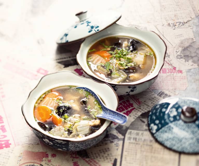 Soupe chinoise de vermicelles au poulet et champignons noirs