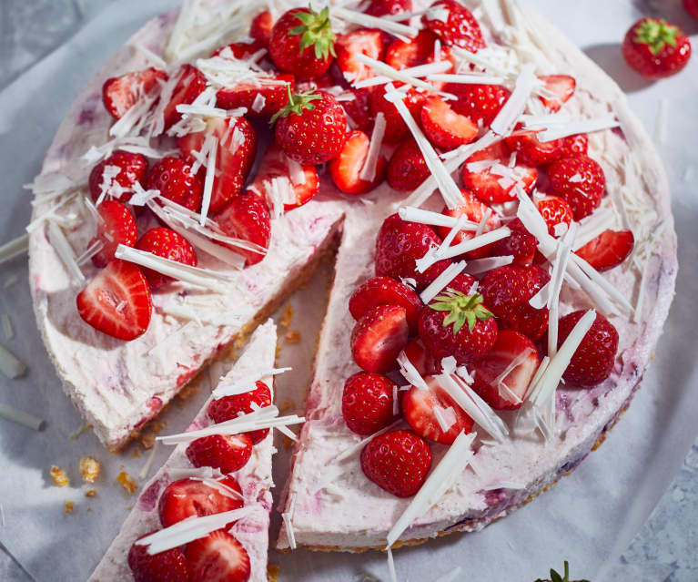 Erdbeer-Knusper-Torte mit weißer Schokolade Erdbeer-Knusper-Torte mit weißer Schokolade
