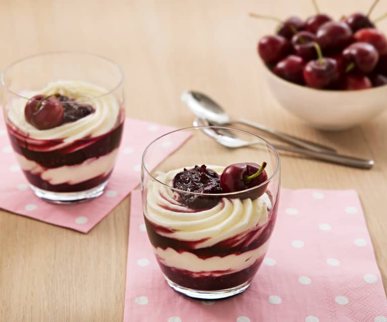 Postre de queso fresco y cerezas