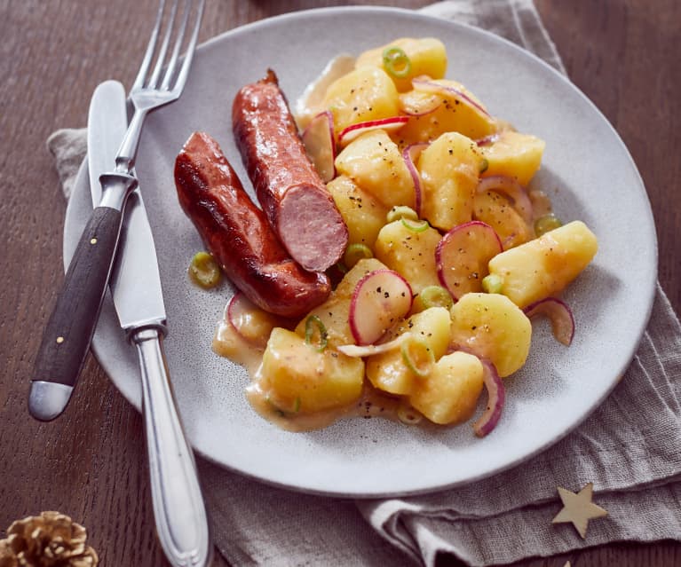 Krakauer Würstchen mit buntem Kartoffelsalat