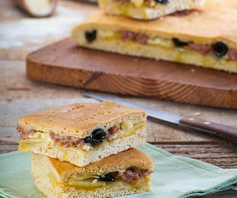 Scacciata con salsiccia e patate Scacciata con salsiccia e patate