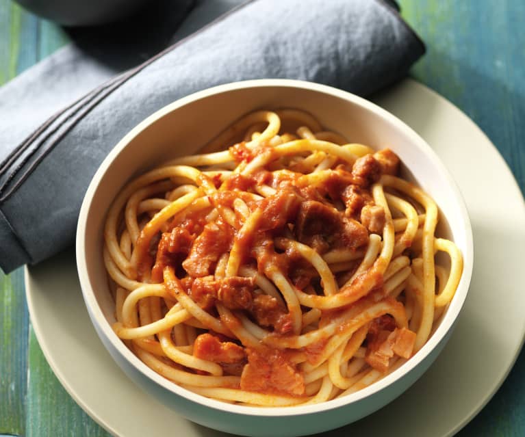 Bucatini all'amatriciana (pâtes italiennes au guanciale) Recette