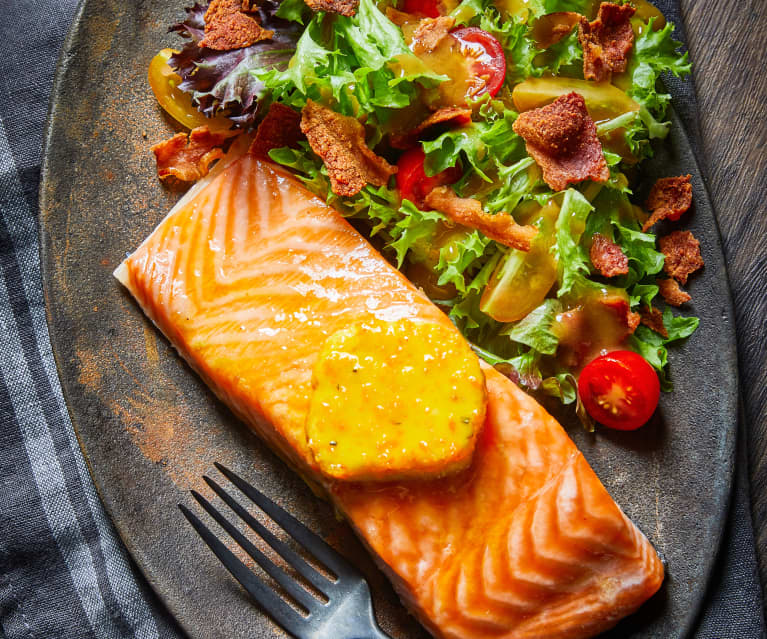 Salmón al horno con ensalda de tocino y vinagreta de balsámico 