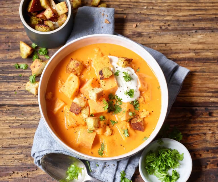 Süsskartoffel-Tomatensuppe mit Curry-Croûtons