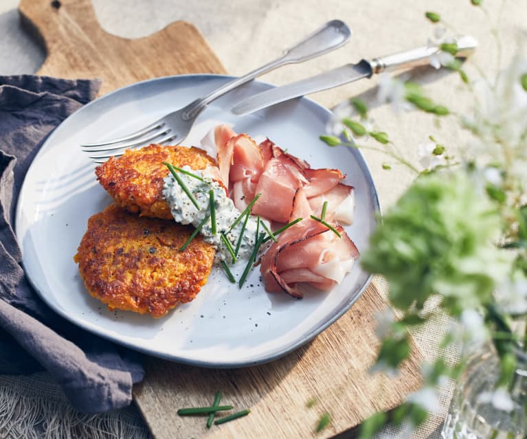 Kürbisrösti mit Kräuterdip und Landschinken