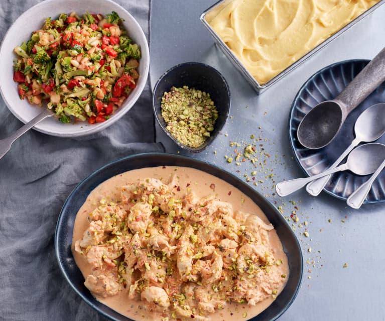 Menú: Ensalada de brócoli. Pollo con salsa de tomate y mascarpone. Sorbete de frutas