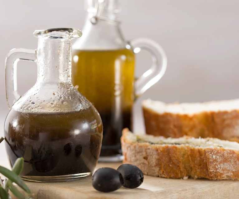 Aceite aromático con aceitunas negras Aceite aromático con aceitunas negras