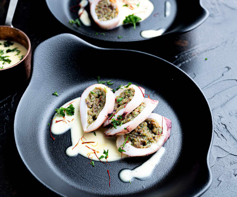 Gefüllter Tintenfisch sous-vide mit Parmesan-Safransauce