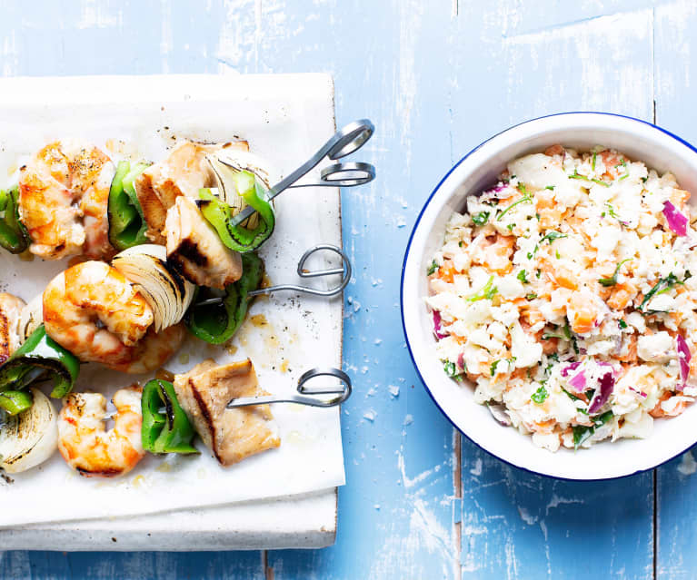 Brochetas de palometa en adobo con ensalada de coliflor