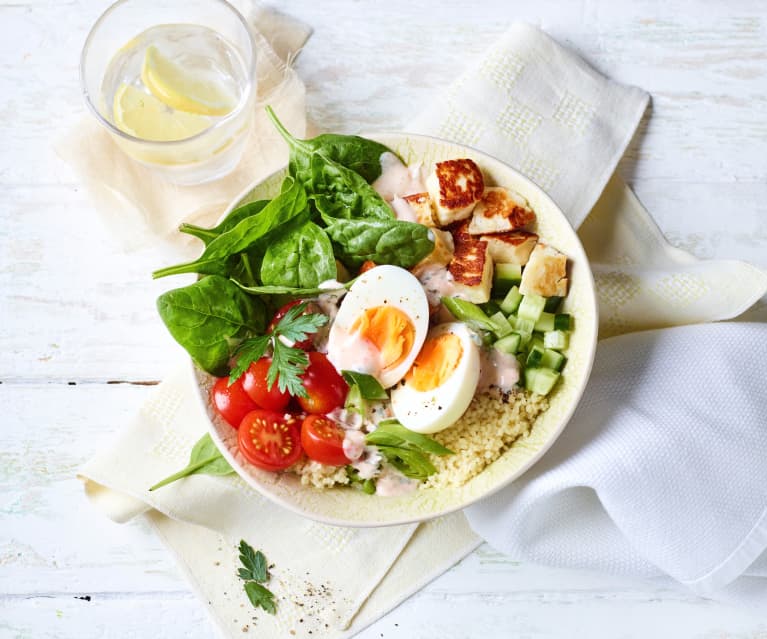 Couscous-Bowl mit Spinat und Halloumi