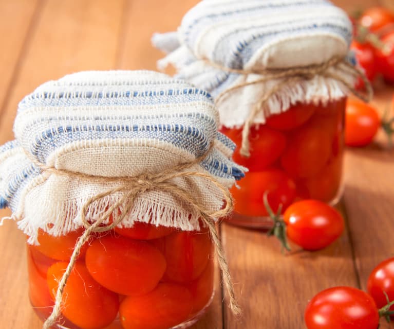 Tomates en conserva con aceite y albahaca