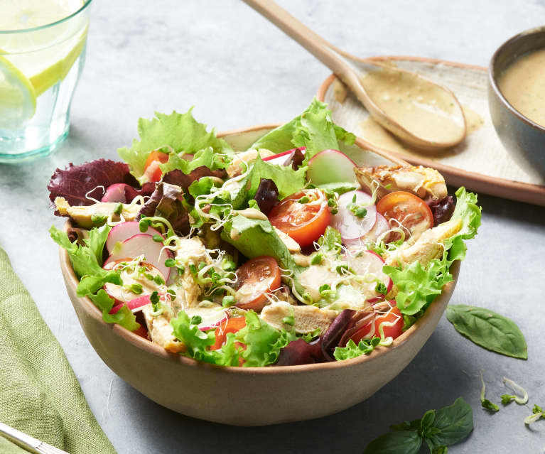 Ensalada con salsa de yogur y albahaca