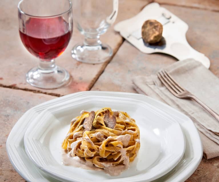 Tagliatelle con salsa al tartufo bianco