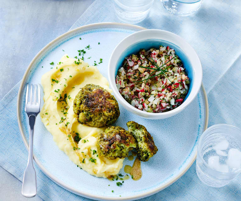 Brokkoli-Frikadellen mit Kartoffelpüree und Radieschen-Salat