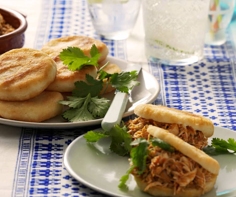 Venezolanische Arepas mit pulled chicken