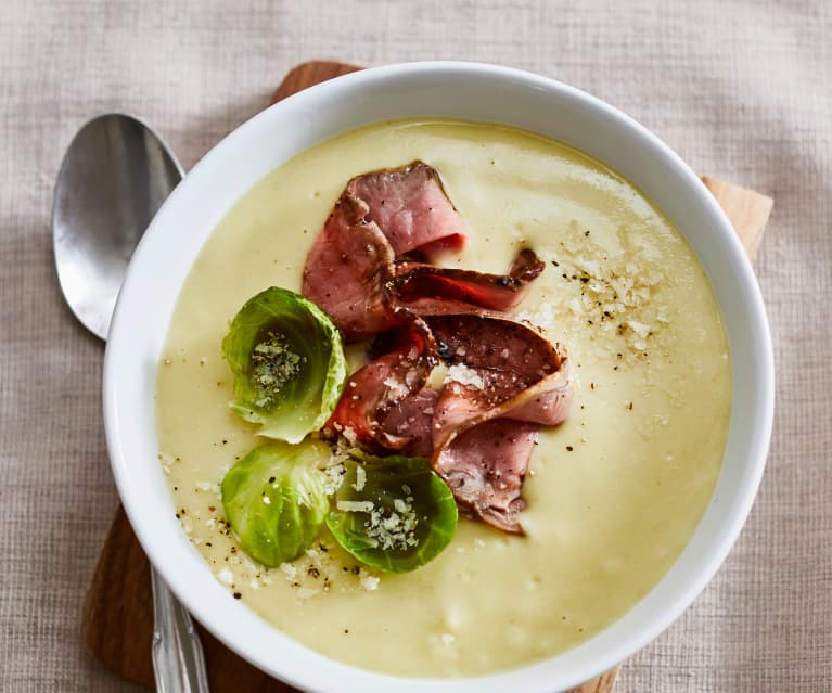 Rosenkohl-Parmesan-Cremesuppe mit mariniertem Roastbeef