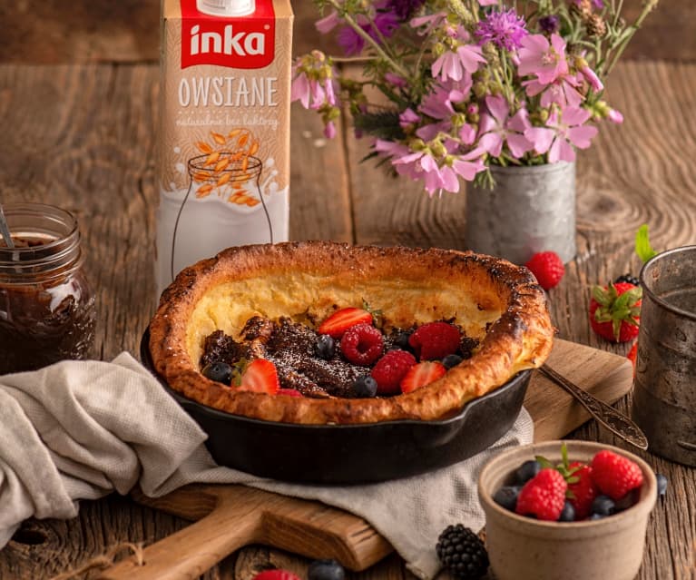 Dutch Baby (pieczony naleśnik) na napoju roślinnym z kremem daktylowym