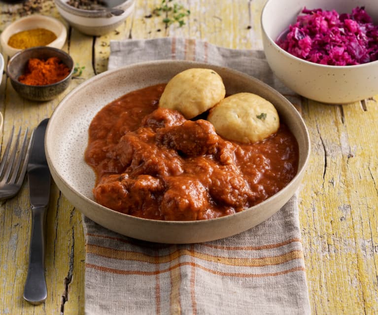 Gulash y buñuelos de pan con guarnición de lombarda