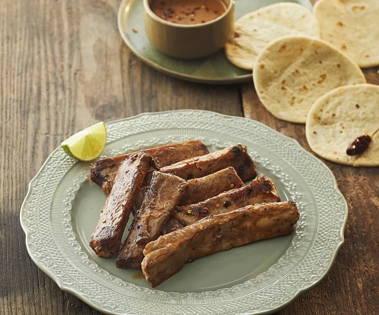 Costine di maiale piccanti a Cottura Lenta con mini tortillas