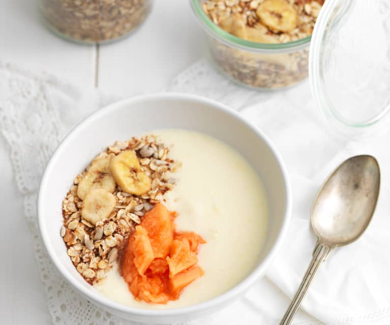 Iogurte com papaia e laranja e muesli caseiro