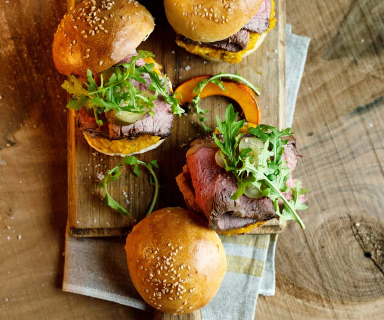 Roastbeef-Burger mit Kürbishummus und Rucola