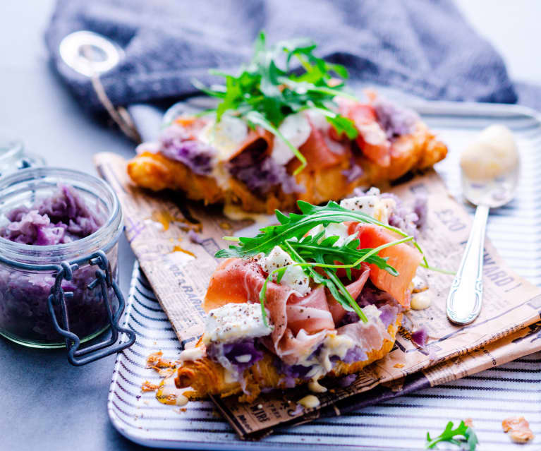 Tartine de croissant aux oignons, burrata et jambon