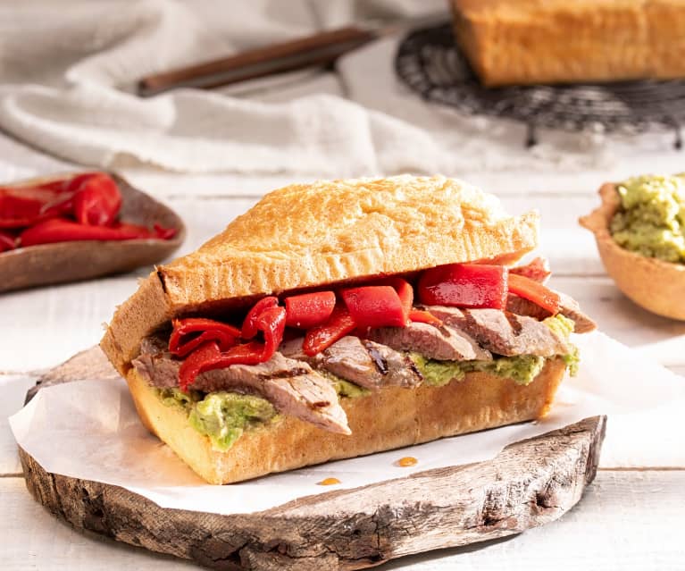 Panes de caja keto con pesto de aguacate, filete y pimientos