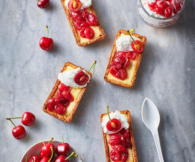 Crostatine di farro con crema di yogurt e composta di ciliegie