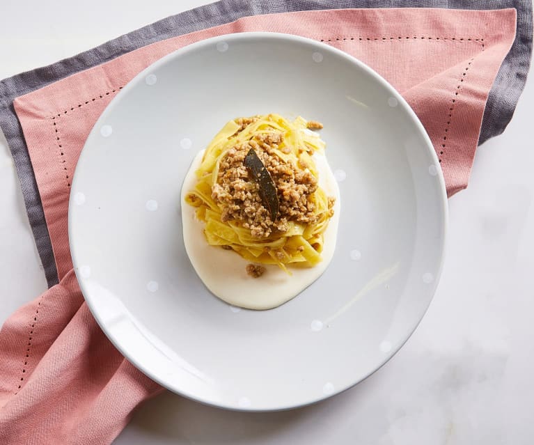 Tagliatelle con ragù di capretto e fonduta di pecorino